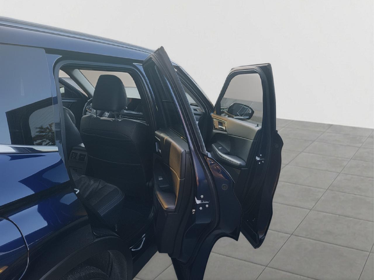 2024 Mitsubishi Outlander PHEV LE Photo