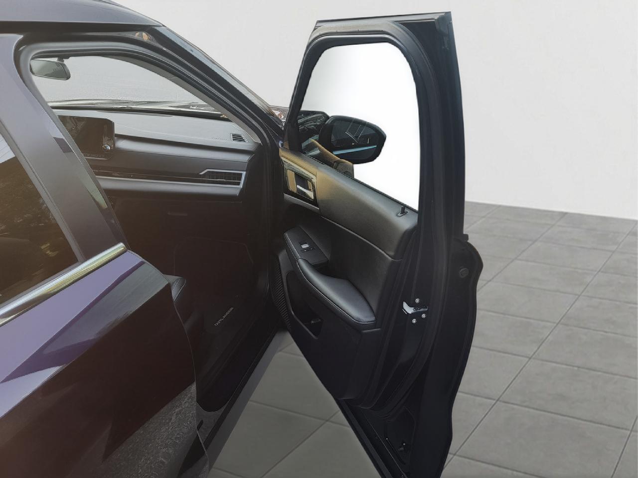 2024 Mitsubishi Outlander PHEV LE Photo