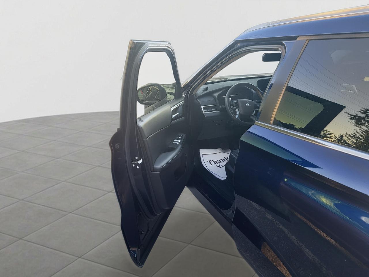 2024 Mitsubishi Outlander PHEV LE Photo