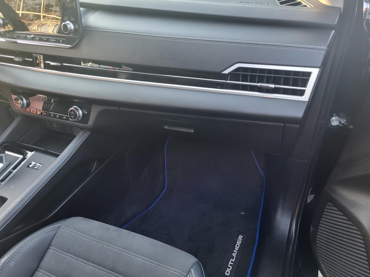 2024 Mitsubishi Outlander PHEV LE Photo