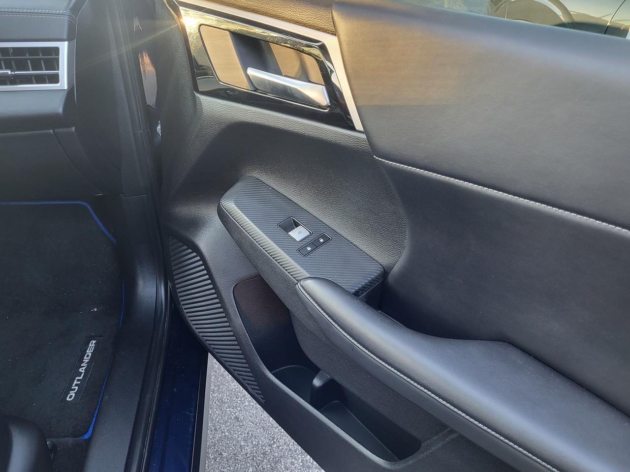 2024 Mitsubishi Outlander PHEV LE Photo