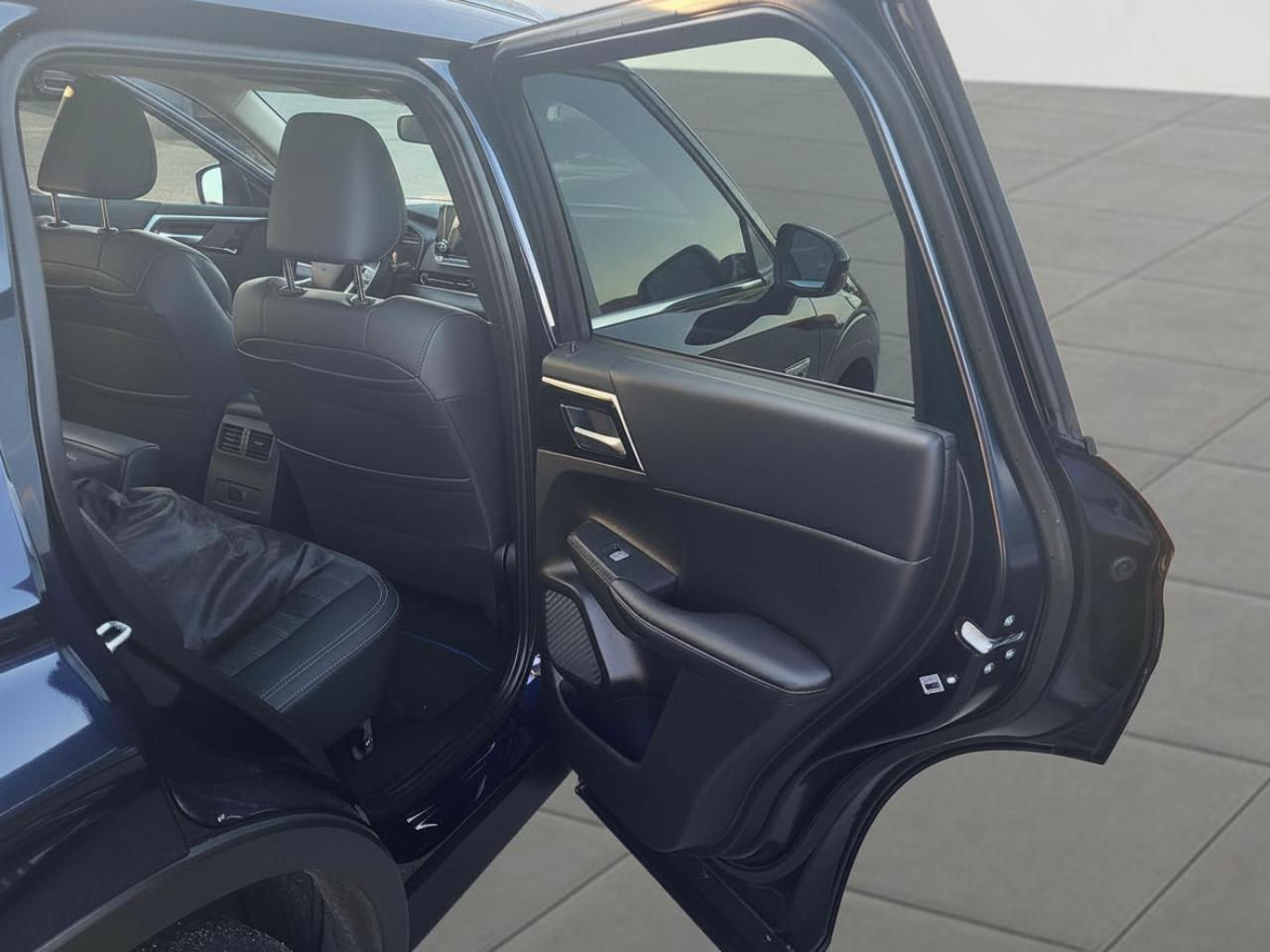 2024 Mitsubishi Outlander PHEV LE Photo