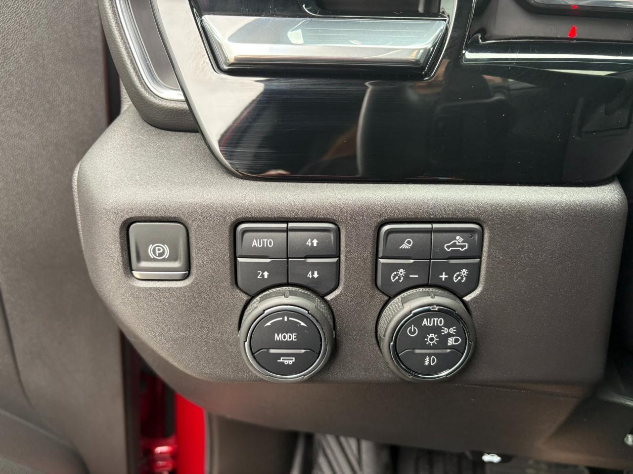 2025 Chevrolet Silverado 1500 LT Trail Boss One Owner | Leather | Sunroof | 20" Wheels Photo