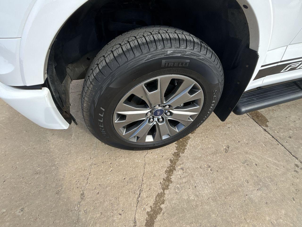 2016 Ford F-150 XLT 4WD SuperCrew 145 Photo5