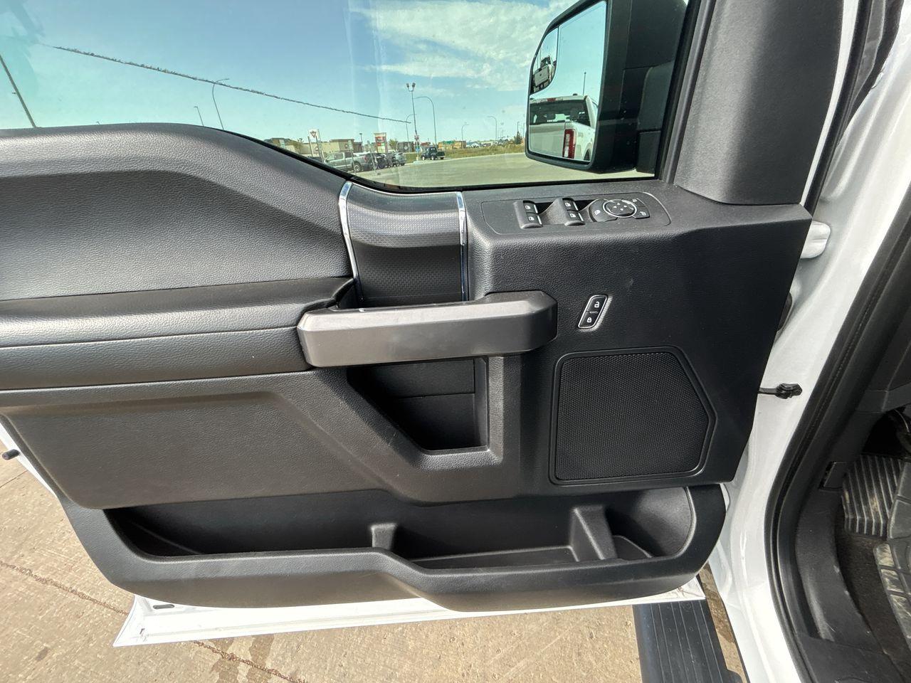 2016 Ford F-150 XLT 4WD SuperCrew 145 Photo5