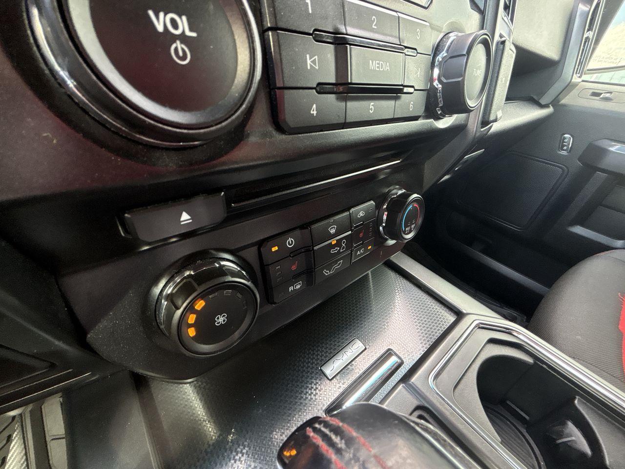 2016 Ford F-150 XLT 4WD SuperCrew 145 Photo5