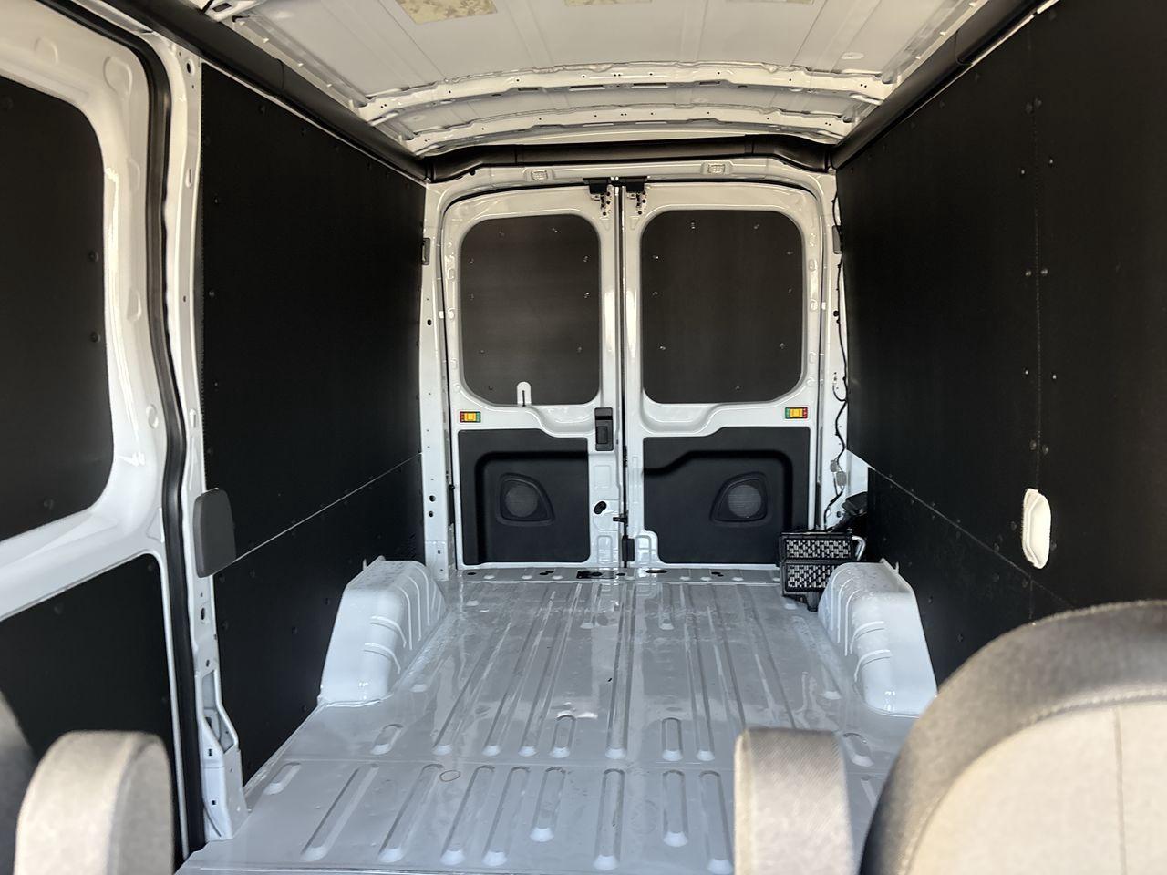 2026 Ford Transit 250 MR CARGO Photo5