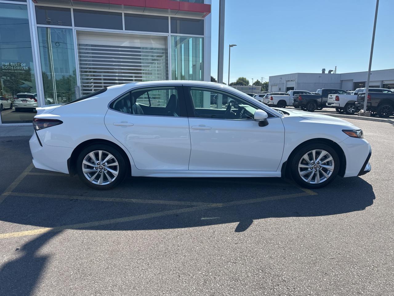 2023 Toyota Camry SE Photo3