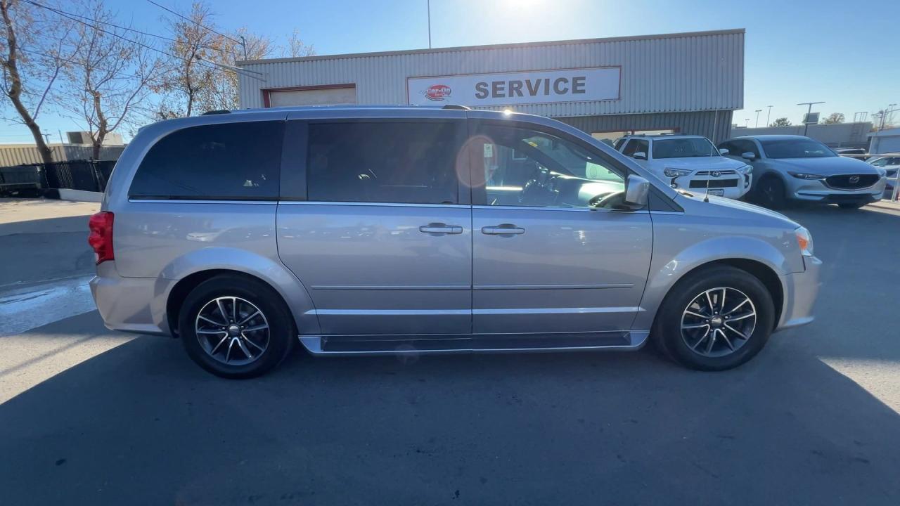 2016 Dodge Grand Caravan PREMIUM PLUS | 7-PASS |LEATHER | DVD | 17IN ALLOYS Photo