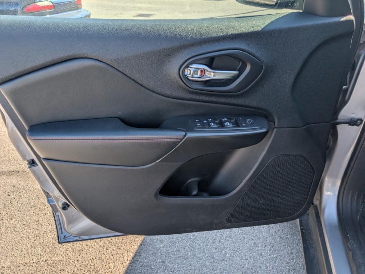2020 Jeep Cherokee Trailhawk  **VERY LOW KMS - PANO SUNROOF** Photo