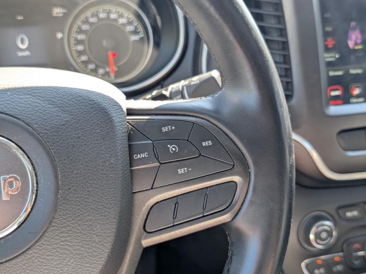 2020 Jeep Cherokee Trailhawk  **VERY LOW KMS - PANO SUNROOF** Photo