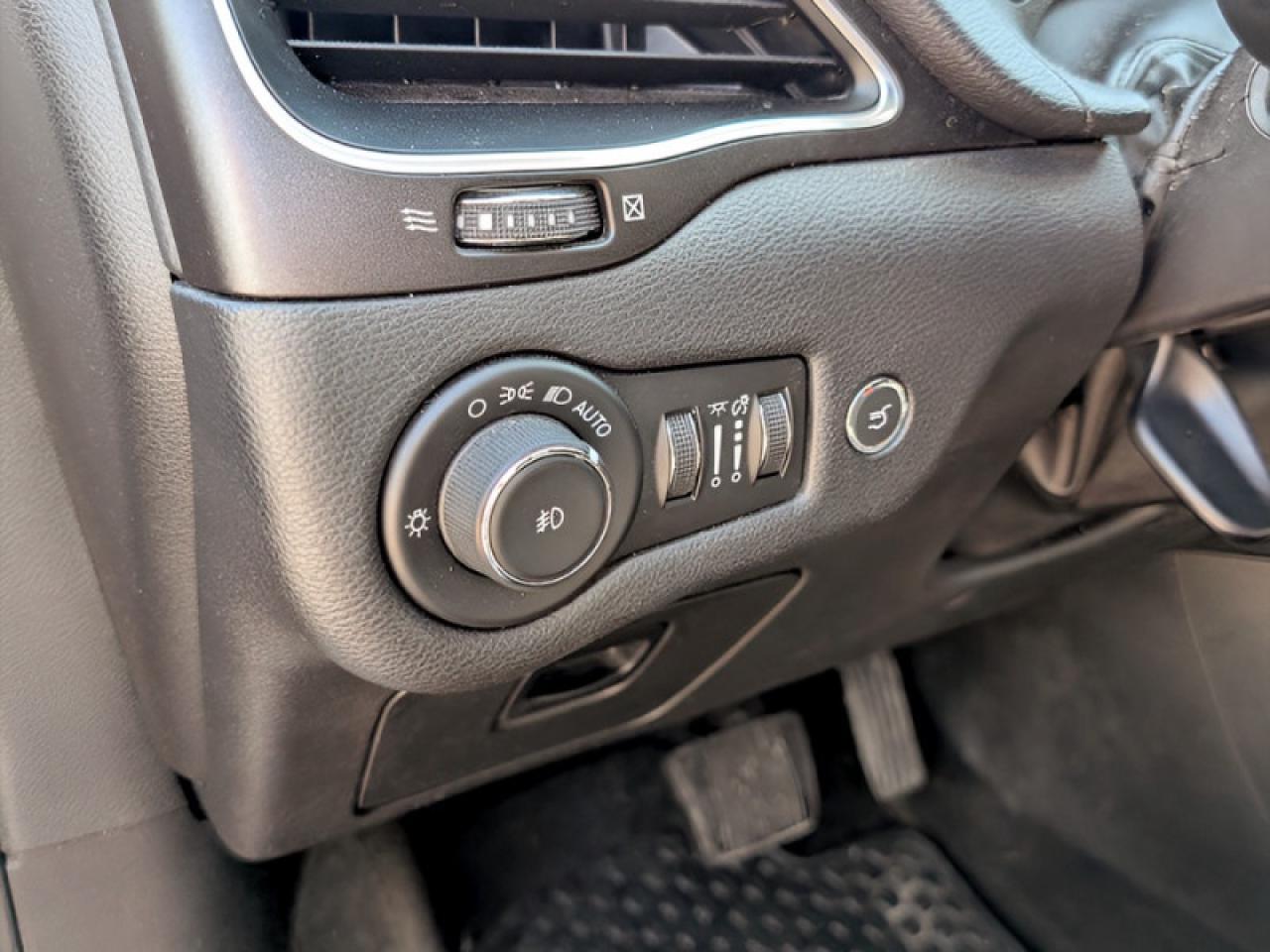 2020 Jeep Cherokee Trailhawk  **VERY LOW KMS - PANO SUNROOF** Photo