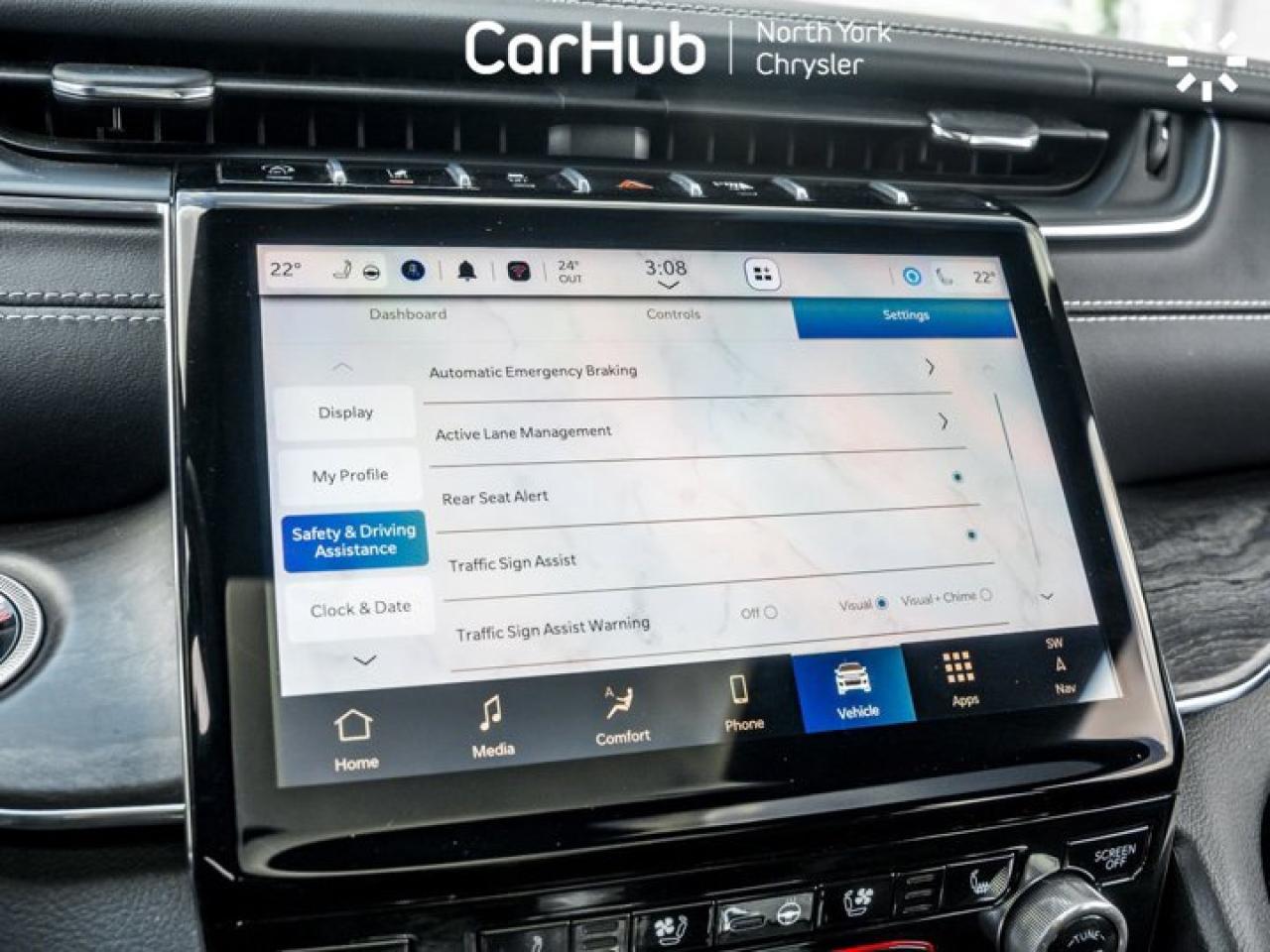 2024 Jeep Grand Cherokee Overland 4x4 Panoroof Trailer Tow Package 19 speaker McIntosh audio system Photo