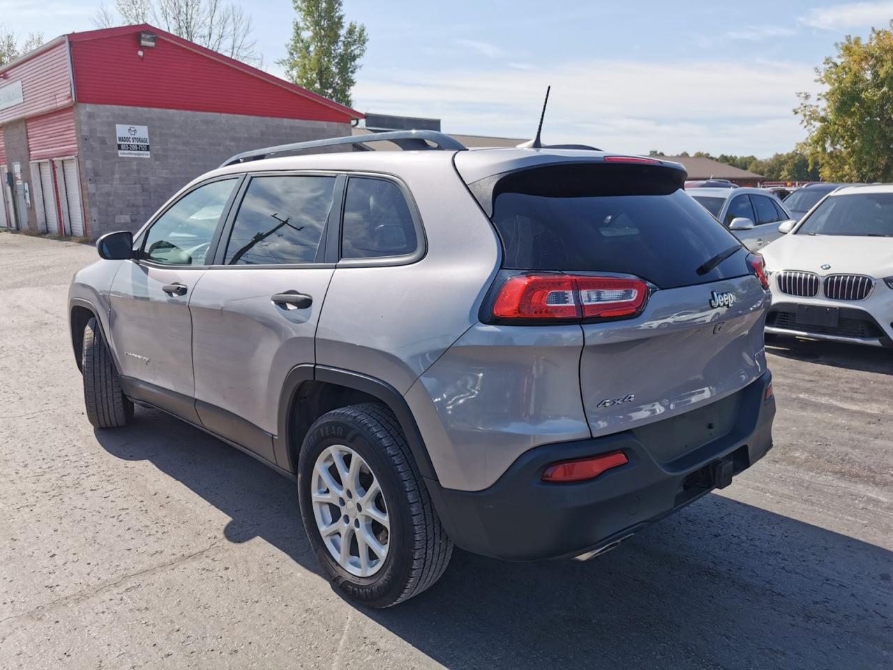 2018 Jeep Cherokee Sport Photo2