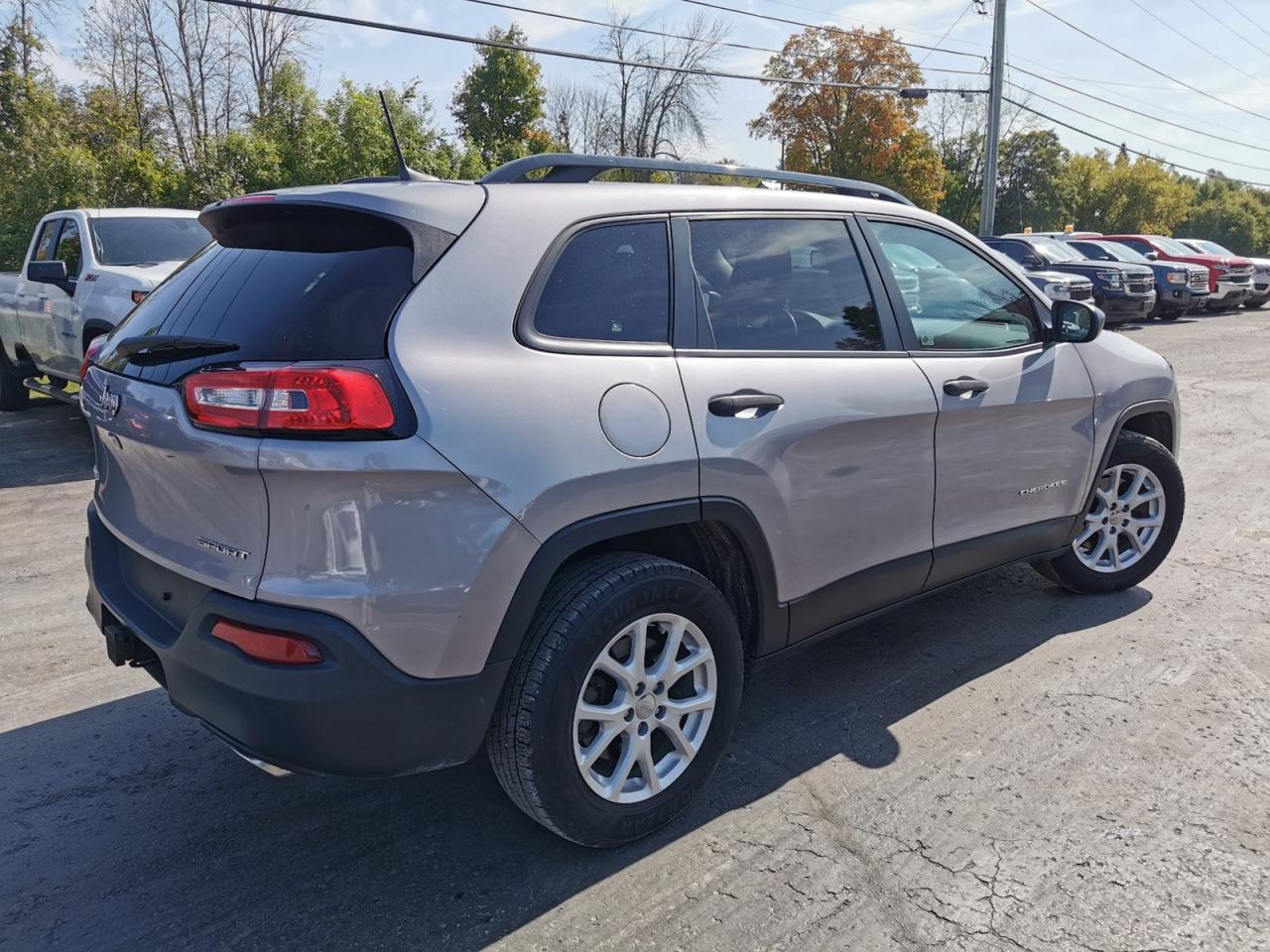 2018 Jeep Cherokee Sport Photo4