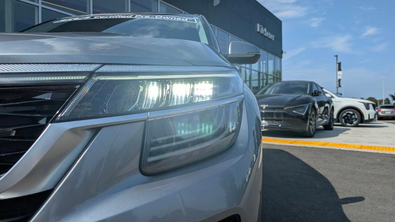 2023 Kia Seltos SX Turbo AWD w/Burgundy Interior Photo2