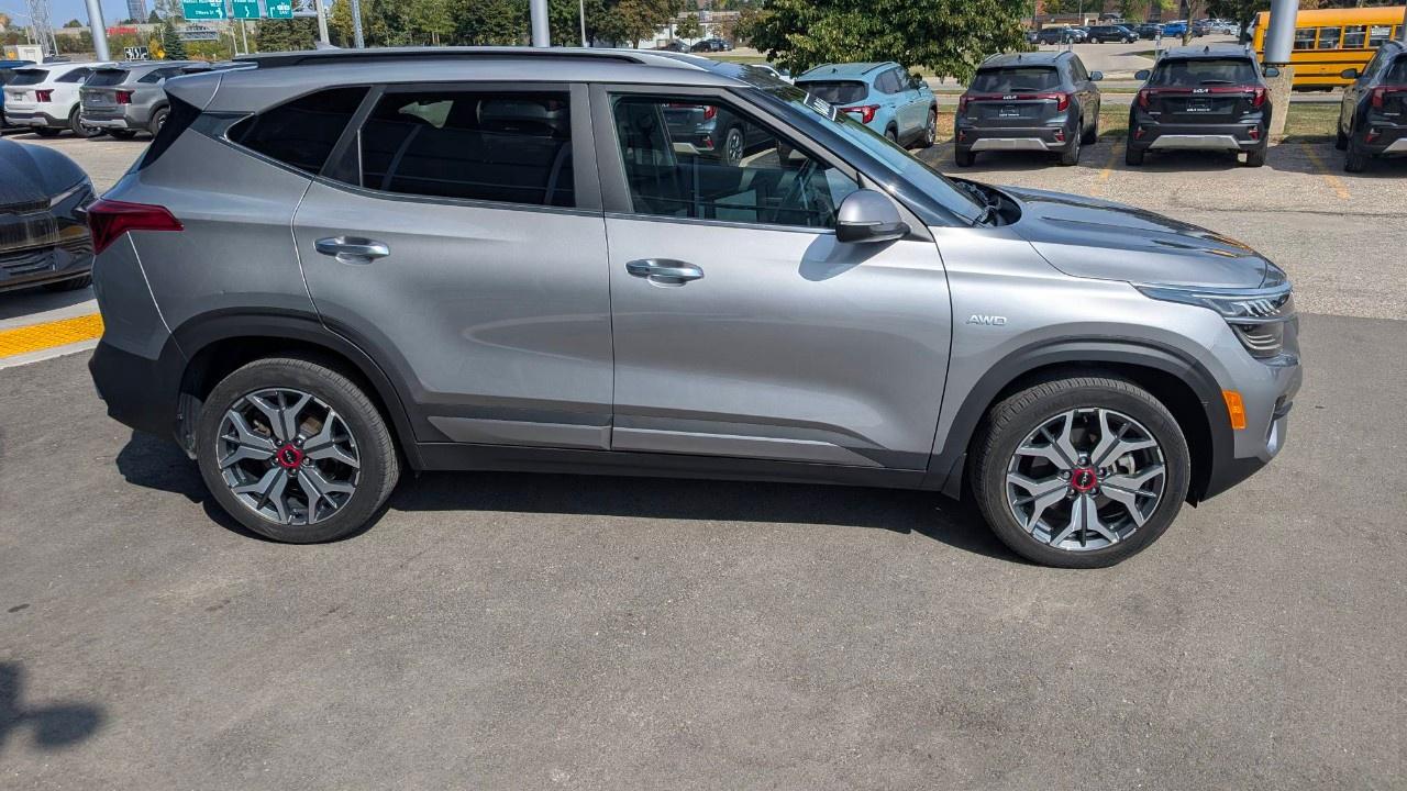 2023 Kia Seltos SX Turbo AWD w/Burgundy Interior Photo4