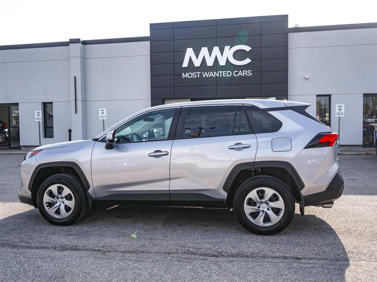 2022 Toyota RAV4 LE FWD | 8 TOYOTA SERVICE RECORDS | BLIND SPOT | APP CONNECT Photo