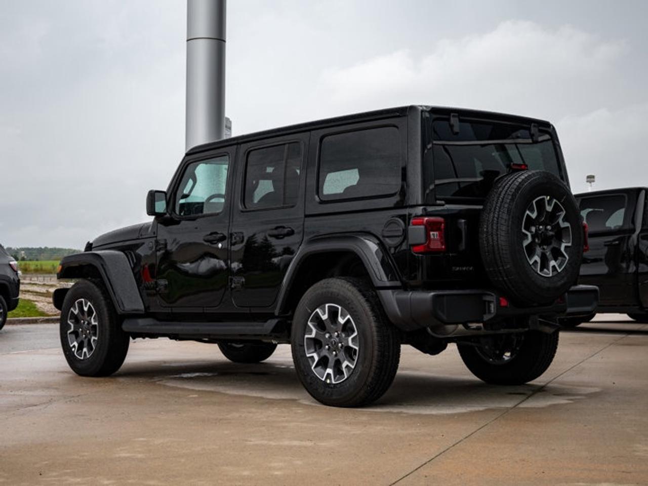 2025 Jeep Wrangler Sahara Photo4