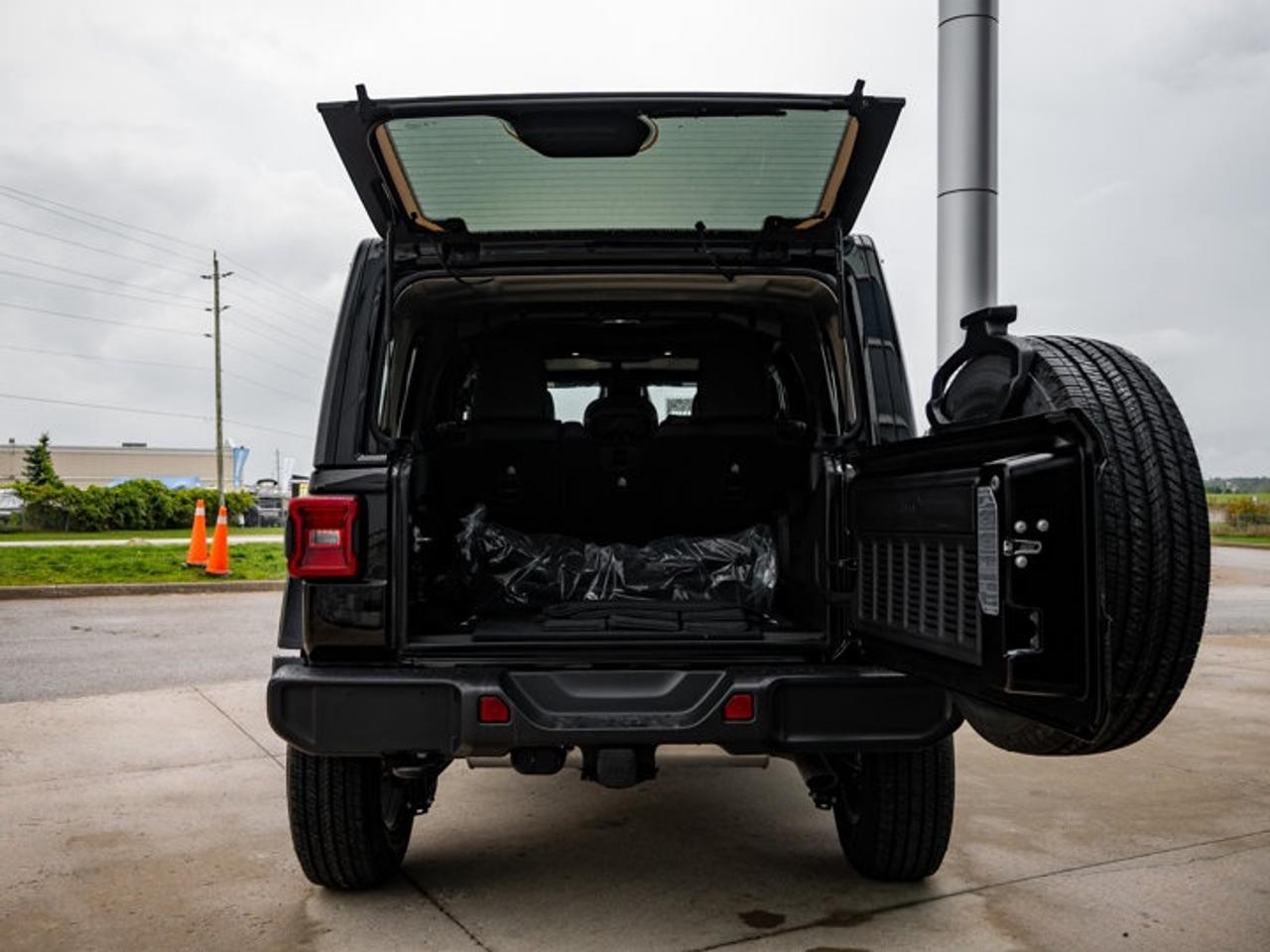2025 Jeep Wrangler Sahara Photo