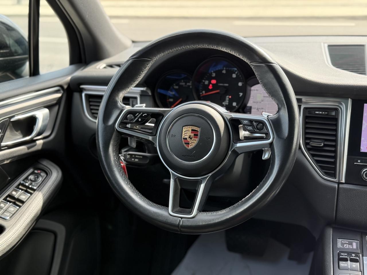 2018 Porsche Macan | PREMIUM | ALCANTARA | PANO | LOADED Photo