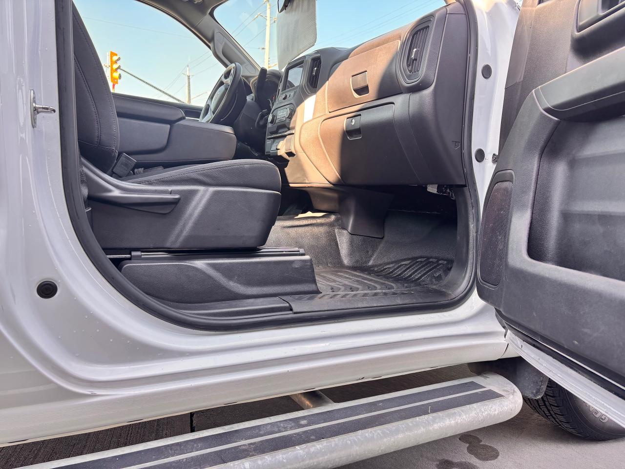 2024 Chevrolet Silverado 1500 LIKE NEW, FULLY FINANCEABLE, WARRANTY AVAILABLE!