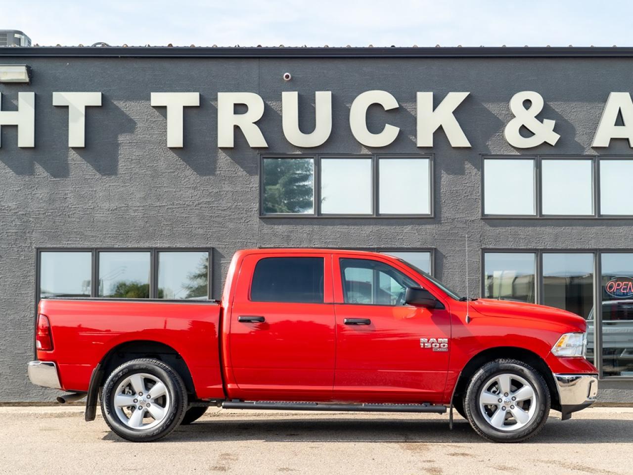 2023 RAM 1500 Classic TRADESMAN 4X4 CREW CAB 5'7" BOX Photo4
