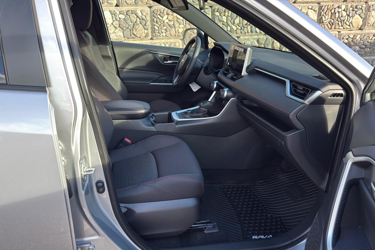 2025 Toyota RAV4 Plug-In Hybrid SE Photo