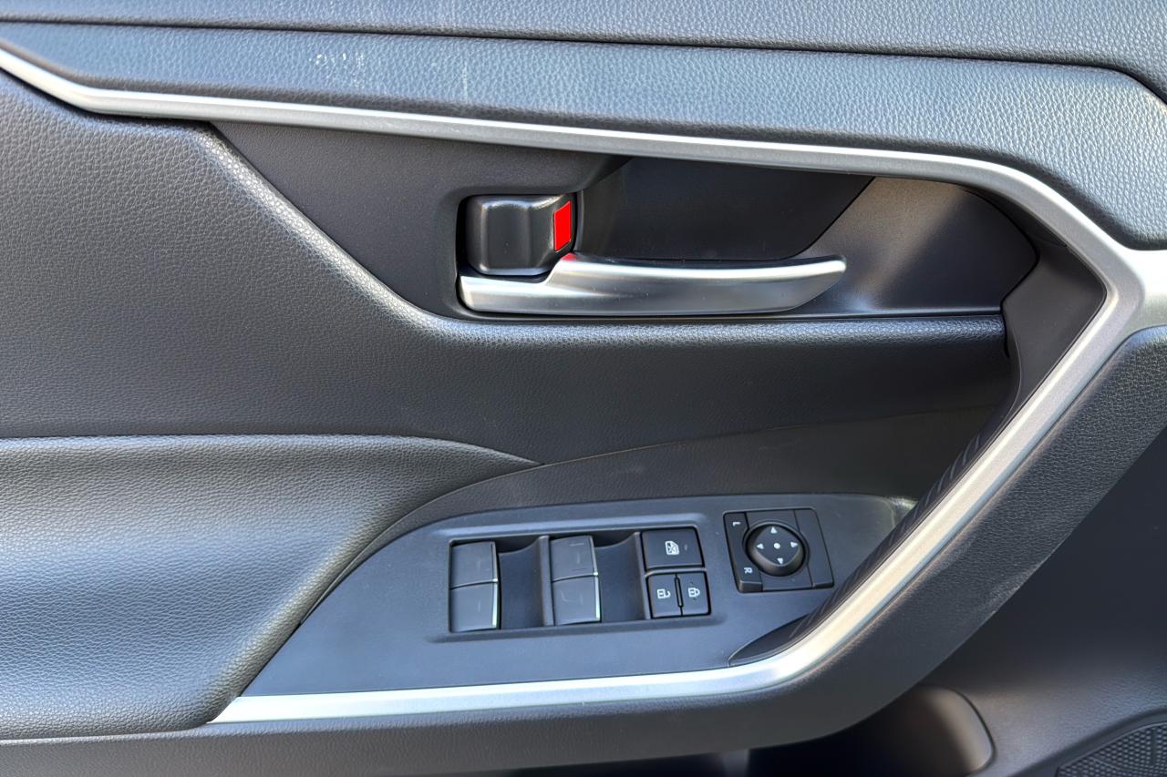 2025 Toyota RAV4 Plug-In Hybrid SE Photo