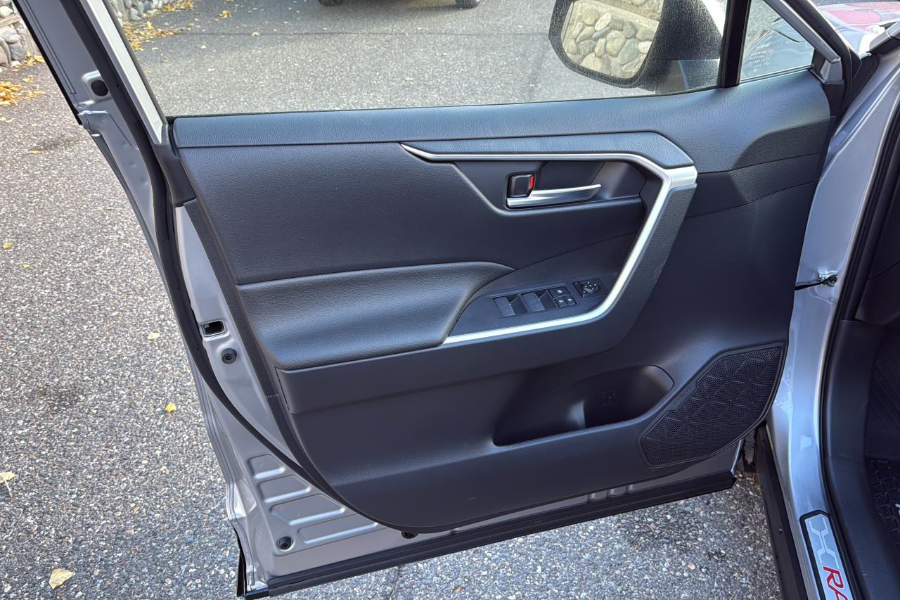 2025 Toyota RAV4 Plug-In Hybrid SE Photo