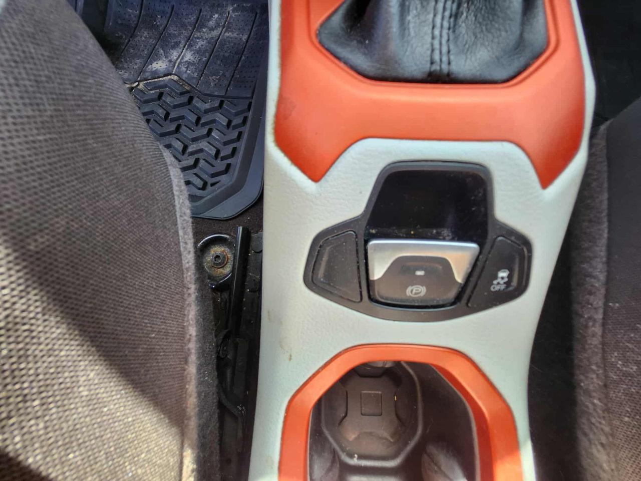 2015 Jeep Renegade 4WD 4dr - Photo #24