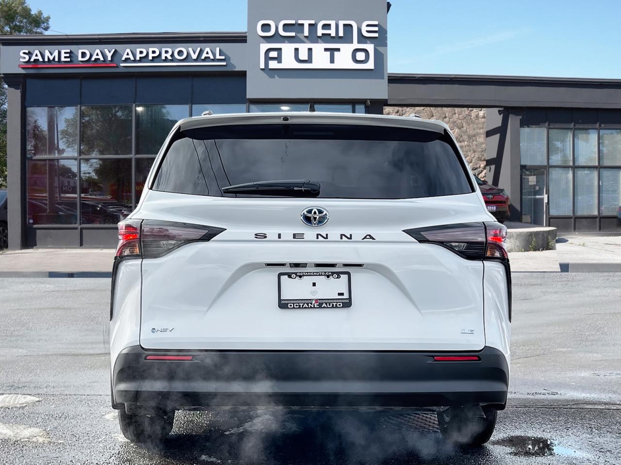 2025 Toyota Sienna LE 8 PASSENGER Photo4