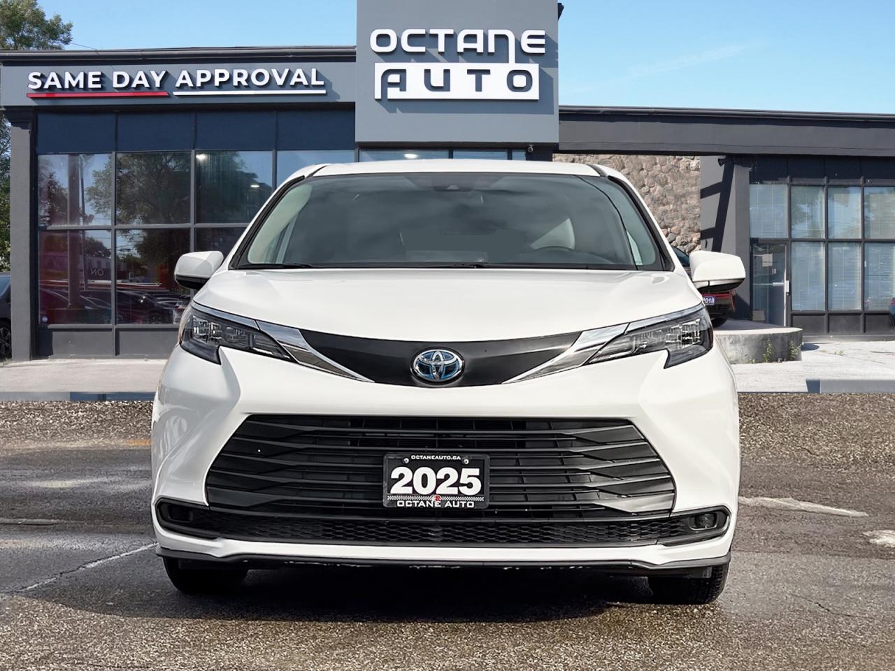 2025 Toyota Sienna LE 8 PASSENGER - Photo #2