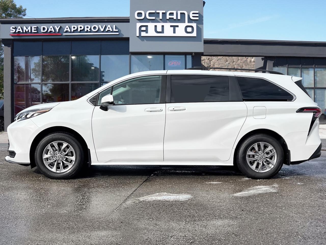 2025 Toyota Sienna LE 8 PASSENGER Photo2