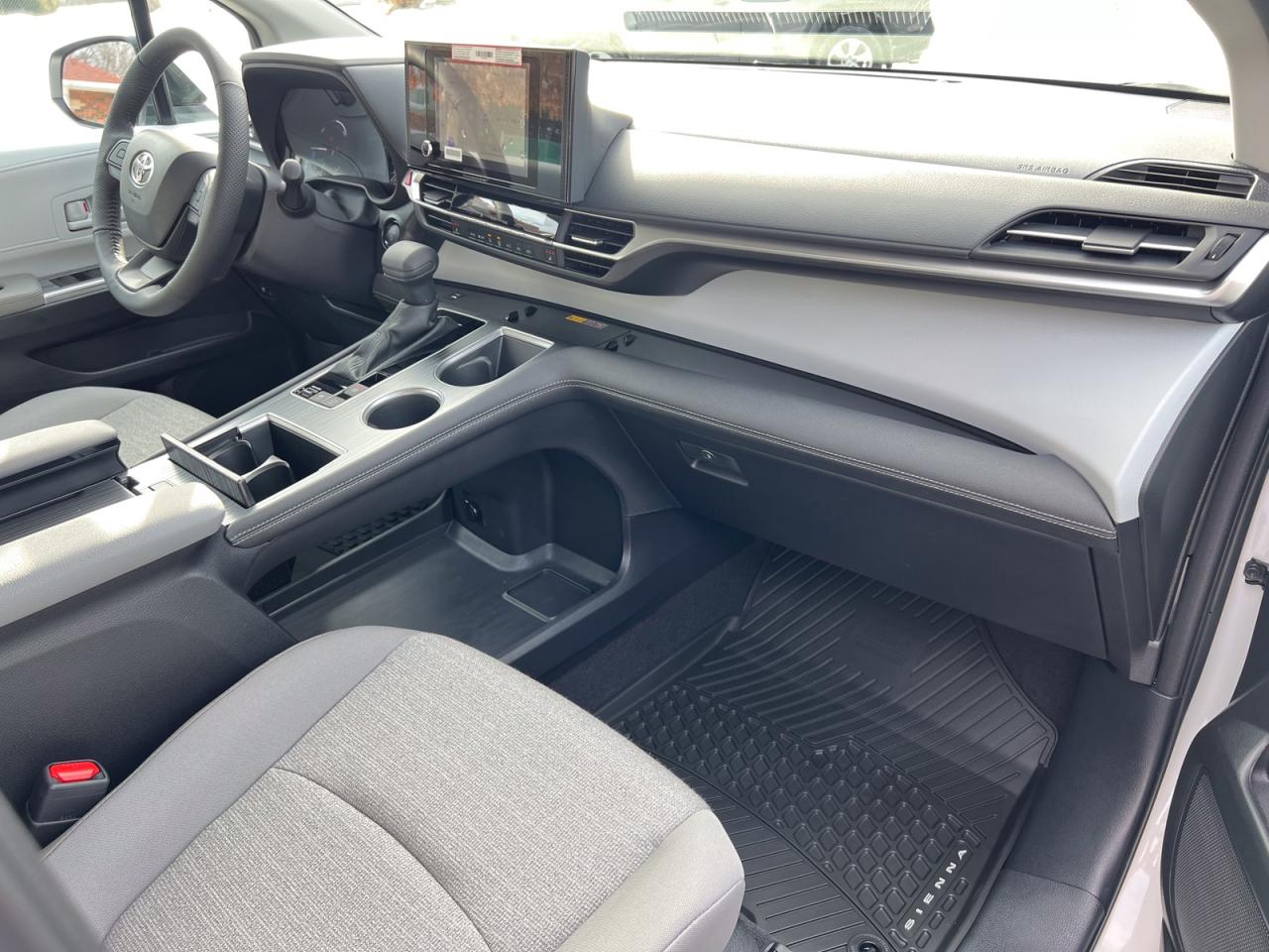 2025 Toyota Sienna LE 8 PASSENGER - Photo #10