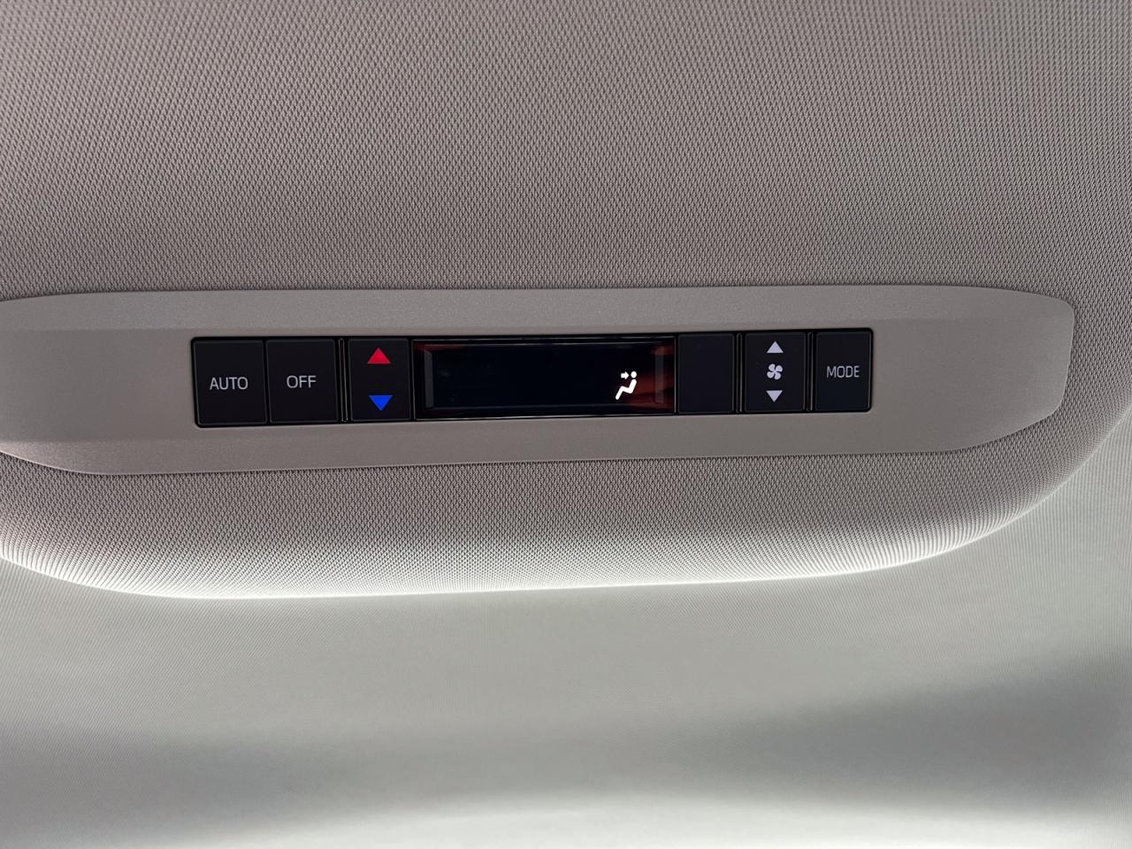 2025 Toyota Sienna LE 8 PASSENGER - Photo #16
