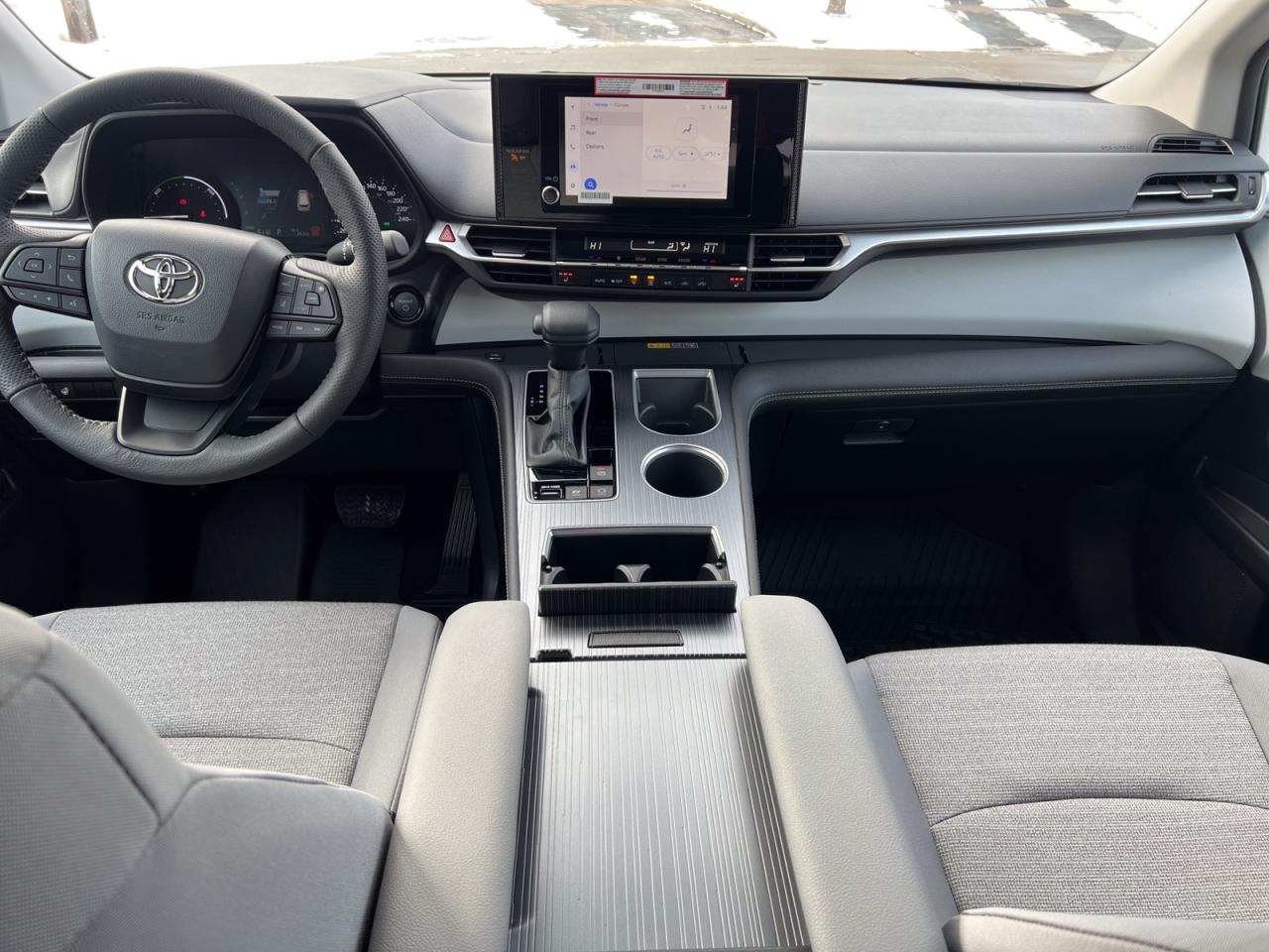 2025 Toyota Sienna LE 8 PASSENGER - Photo #17