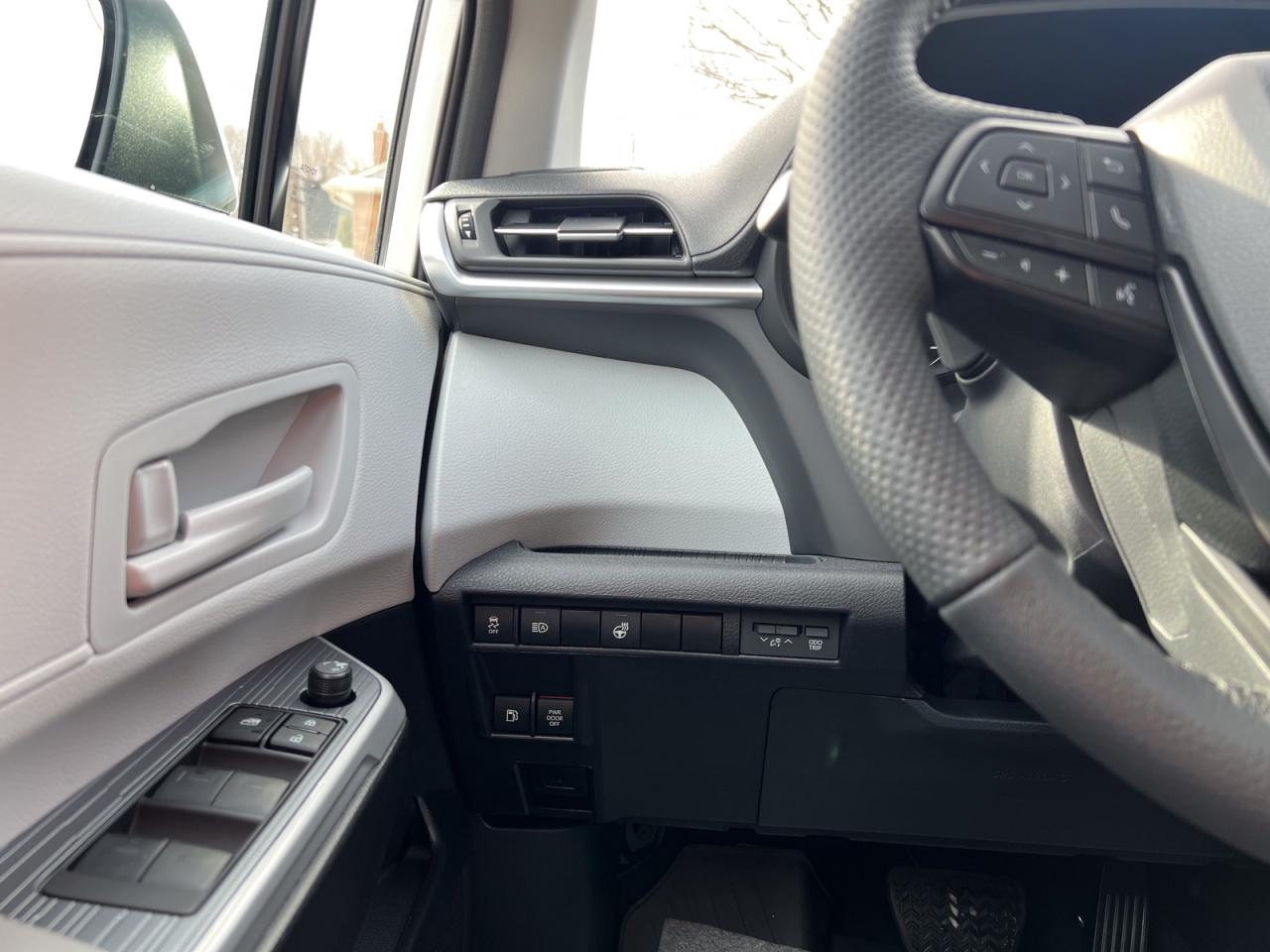 2025 Toyota Sienna LE 8 PASSENGER - Photo #22
