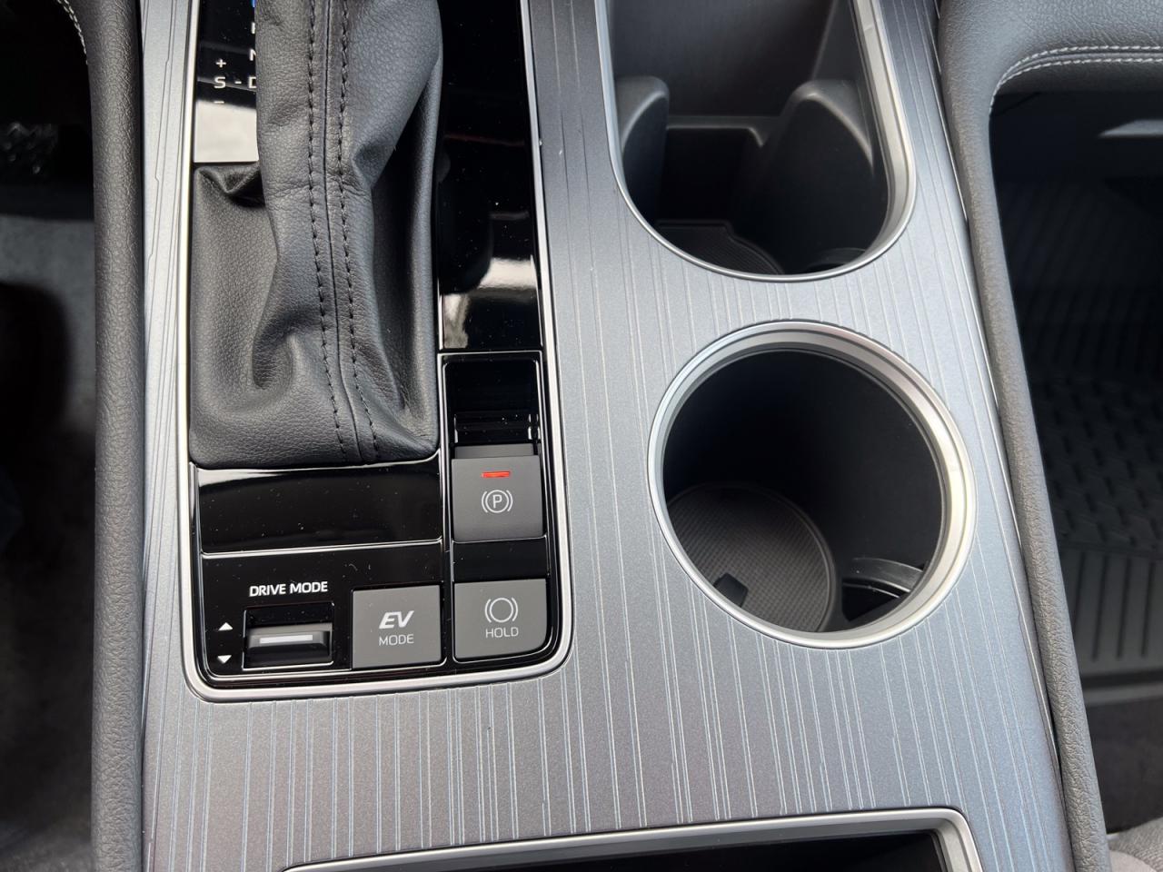 2025 Toyota Sienna LE 8 PASSENGER - Photo #28