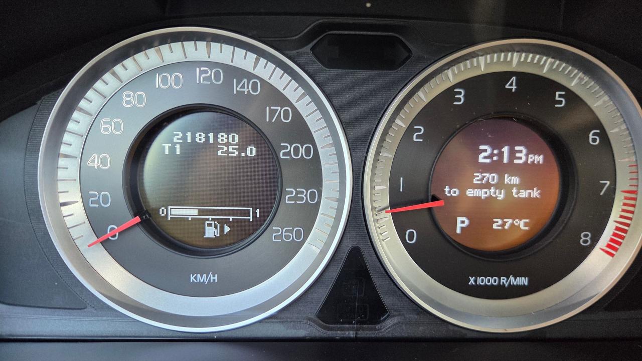 2012 Volvo XC60 T6 R-Design - Photo #16