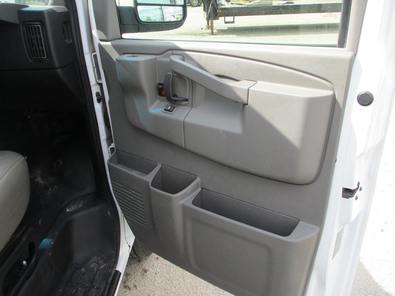 2017 GMC Savana Cargo Van RWD 3500 155" - Photo #8