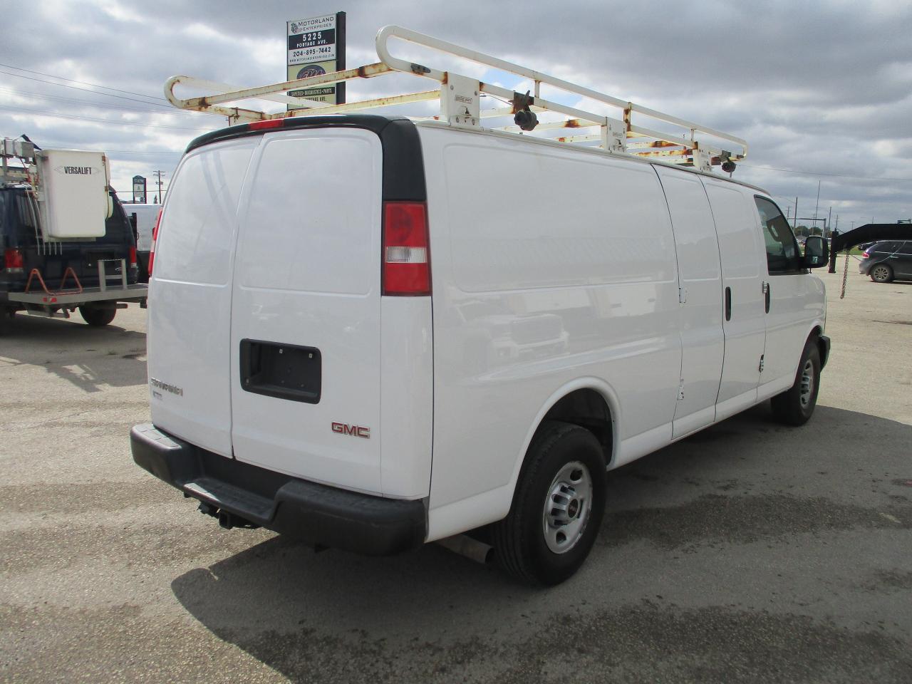 2017 GMC Savana Cargo Van RWD 3500 155" - Photo #4