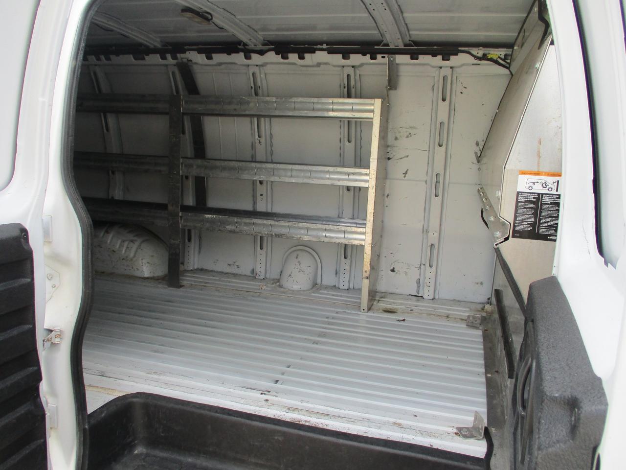 2017 GMC Savana Cargo Van RWD 3500 155" - Photo #6