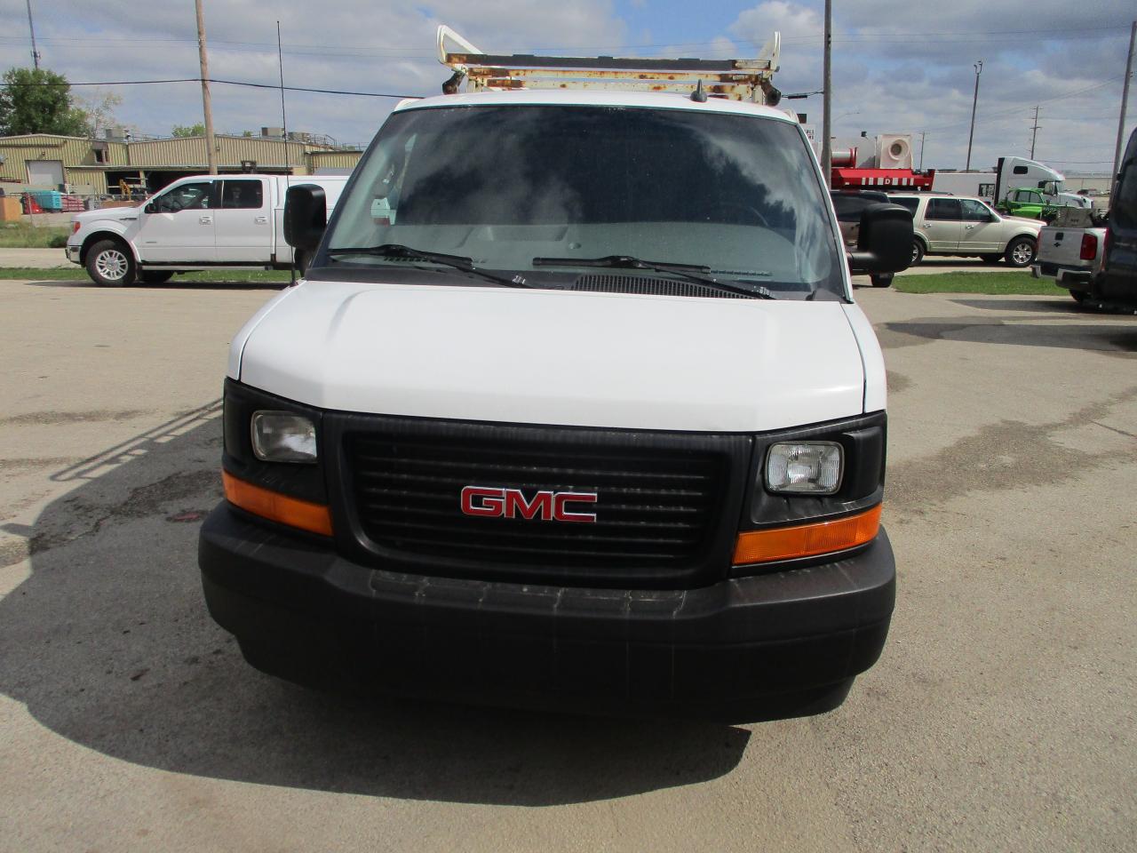 2017 GMC Savana Cargo Van RWD 3500 155" - Photo #2