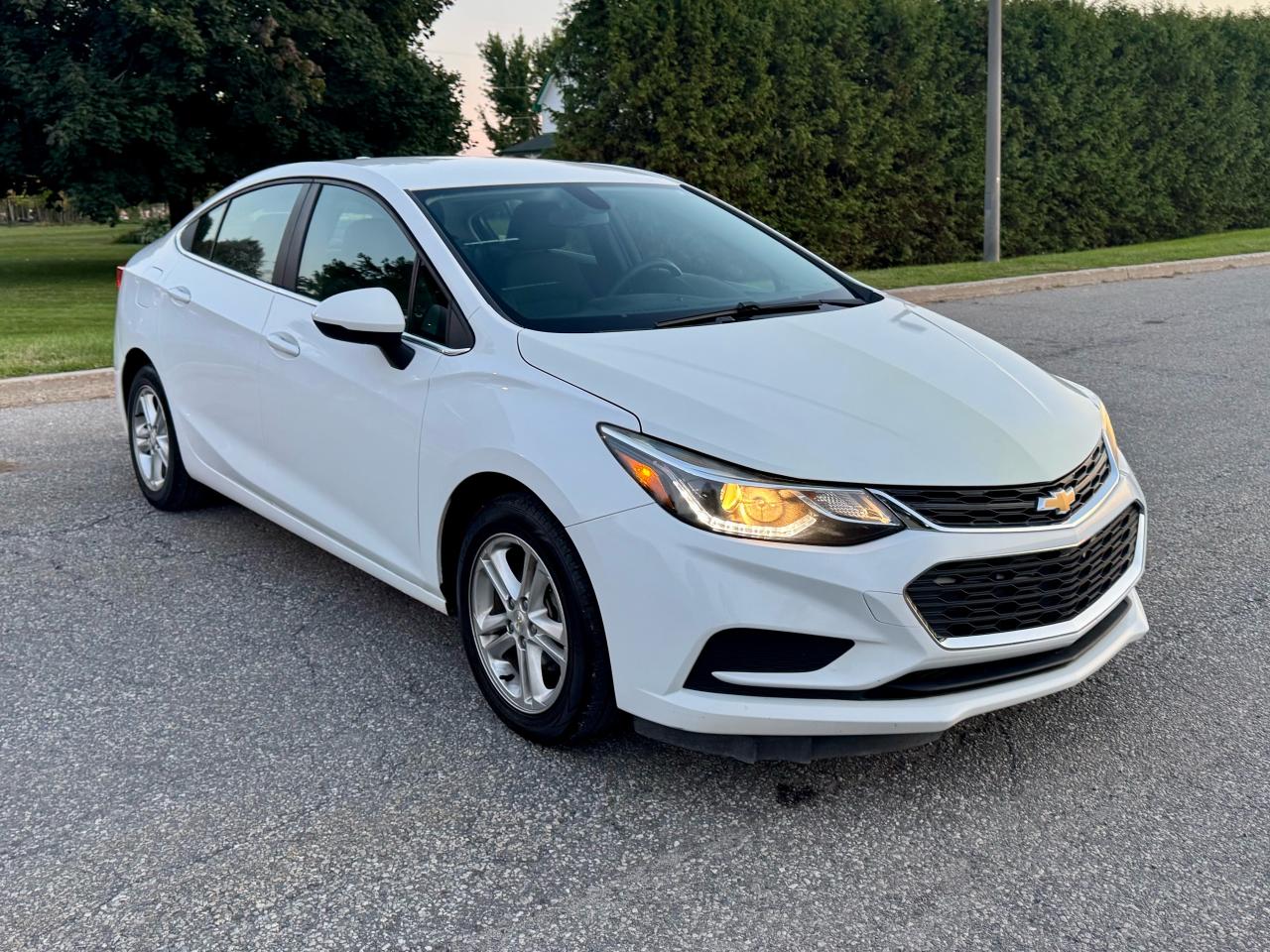 2018 Chevrolet Cruze LT Photo2