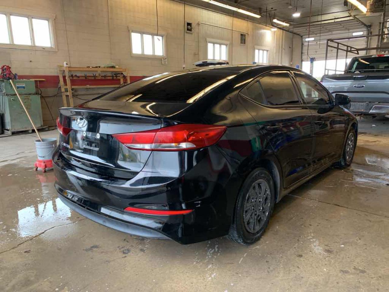 2017 HYUNDA ELANTRA SE - Photo #4