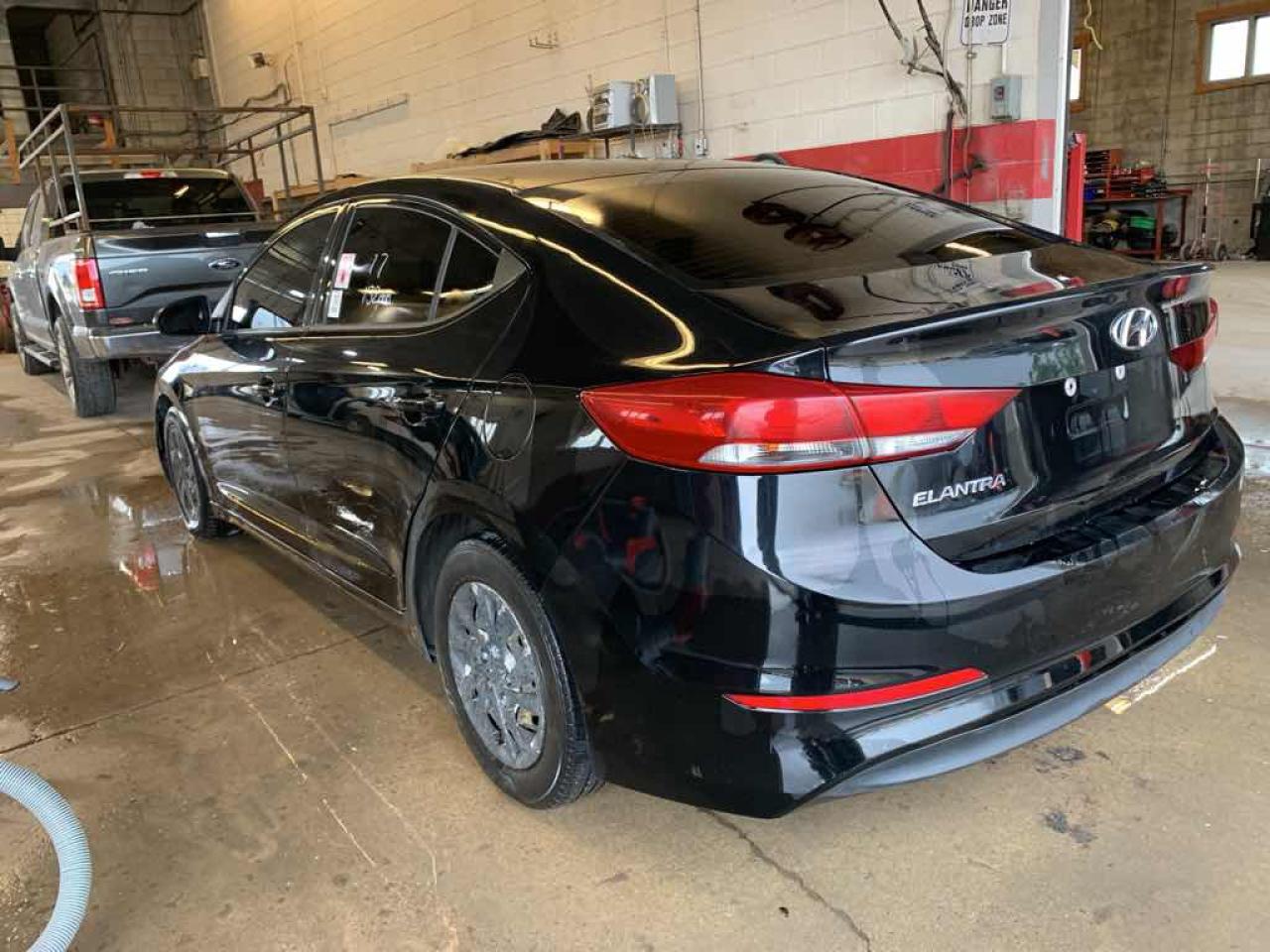 2017 HYUNDA ELANTRA SE - Photo #6