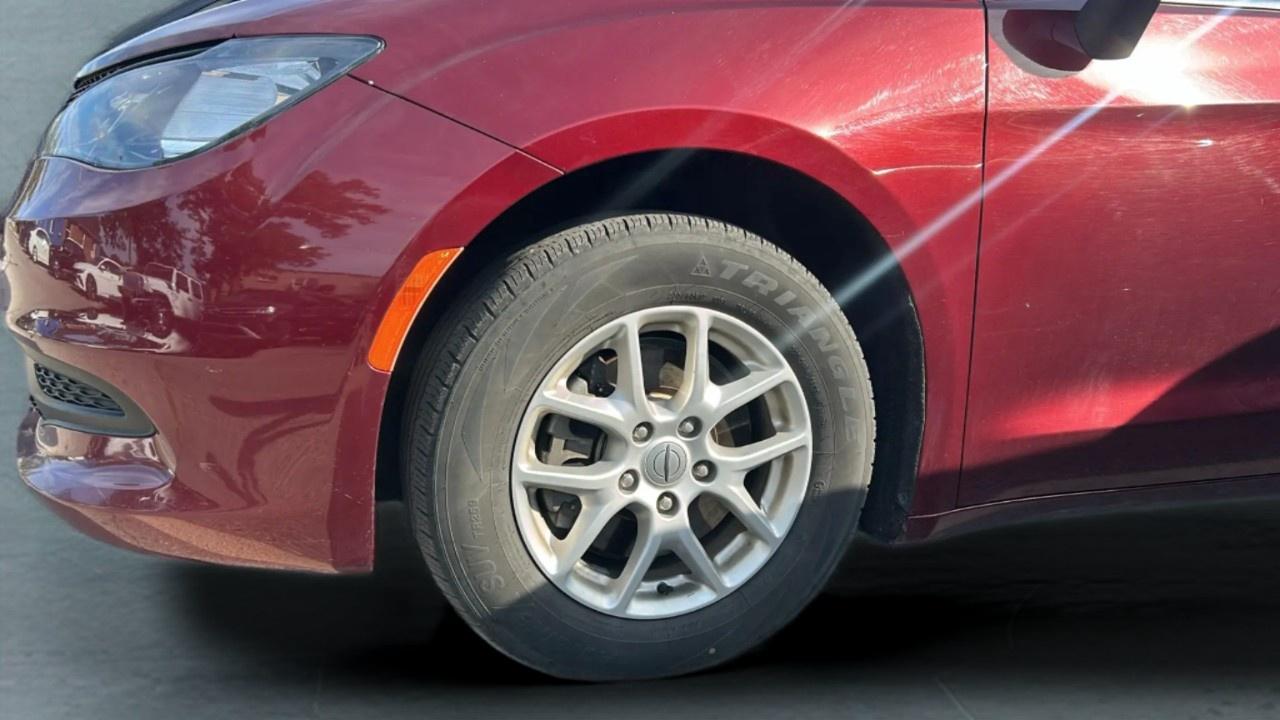 2022 Dodge Grand Caravan SXT Photo2