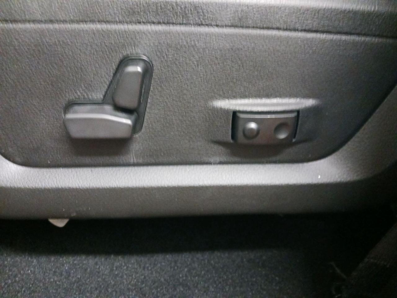 2023 RAM 1500 Classic HTD SEATS & WHEEL / RMT START / BLACK APPEARANCE Photo