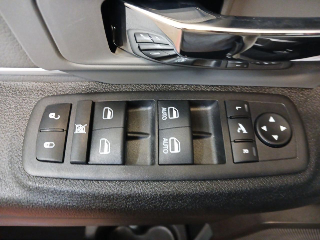 2023 RAM 1500 Classic HTD SEATS & WHEEL / RMT START / BLACK APPEARANCE Photo